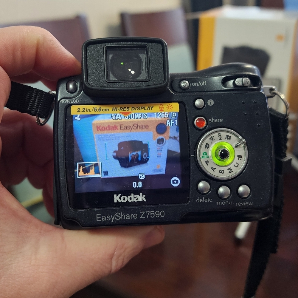 Kodak EasyShare Z7590 Black Digital Camera - 10X Zoom, 5.0 MP - Picture 12 of 16